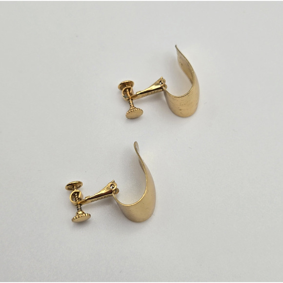 Vintage Napier Earrings Goldtone J Hoop Shiny Screwbacks Midcentury Modern 1" - Picture 6 of 12
